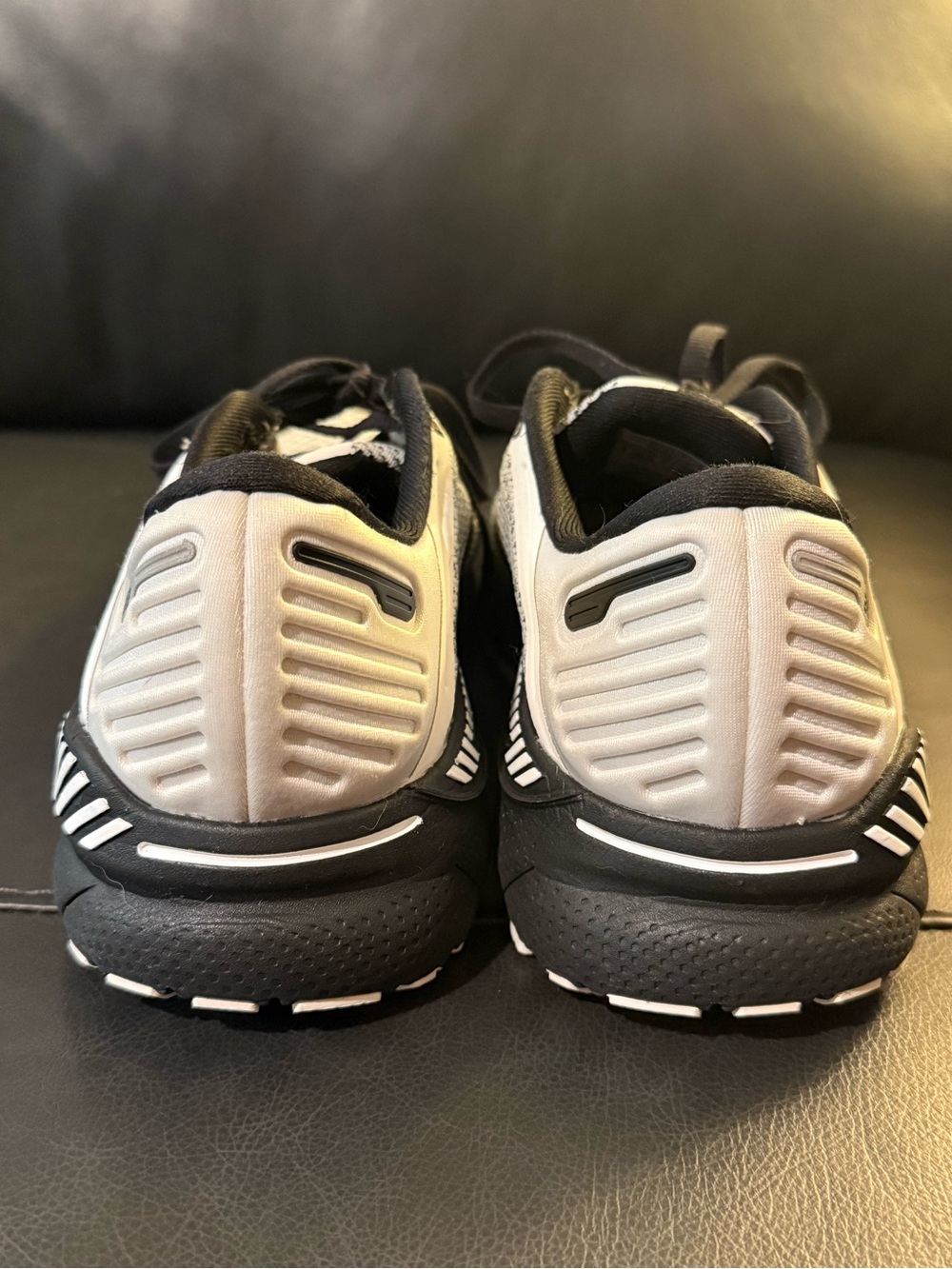 Brooks Women’s Adrenaline GTS 22 Black and White Running Shoes - Picture 4 of 6